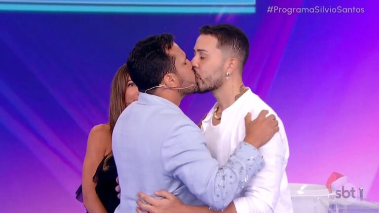 Foto de Lucas Guimarães e Carlinhos Maia se beijando no palco do Programa Silvio Santos