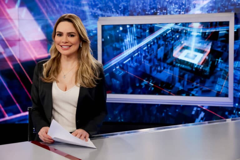 Foto da jornalista Rachel Sheherazade na bancada do SBT Brasil