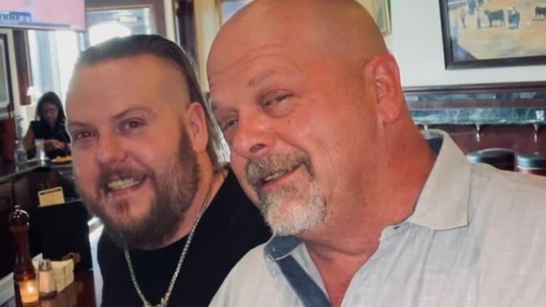 Foto Adam Harrison, ao lado de Rick Harrison, astro do programa Trato Feito