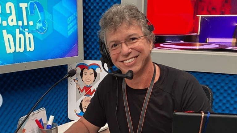 Boninho com fone de telefonista na mesa do extinto quadro CAT BBB