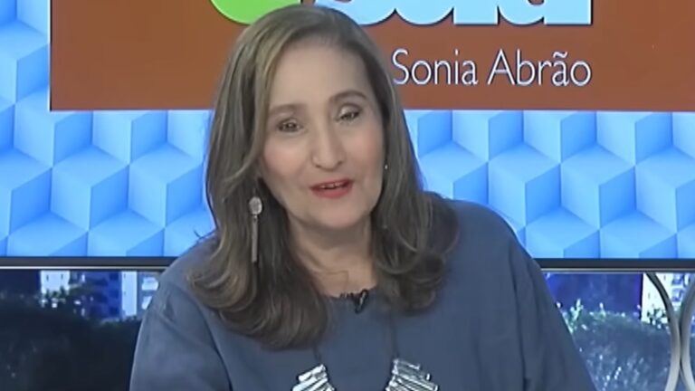 Foto da apresentadora Sonia Abrão no estúdio do A Tarde é Sua