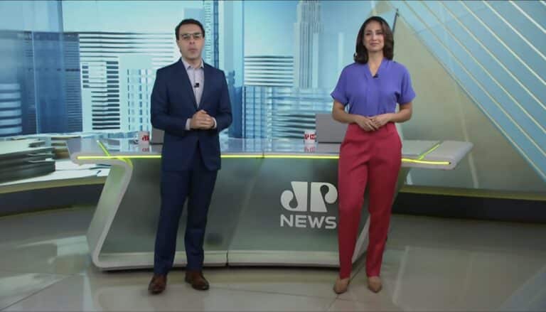 Foto de Rafael Colombo e Lívia Zanolini no estúdio da Jovem Pan News