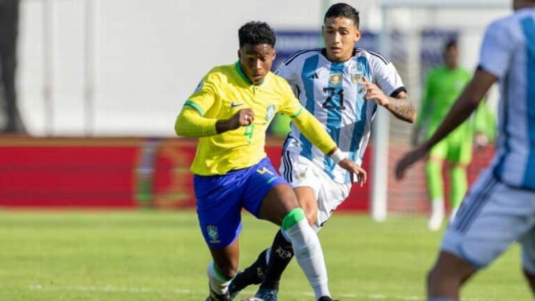 Foto de jogadores do Brasil e da Argentina em jogo pré-Olímpico