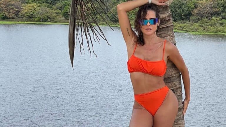 Foto de Deborah Secco de biquíni