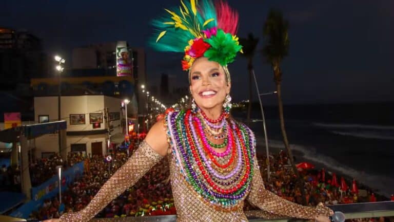 Foto de Ivete Sangalo no bloco Coruja