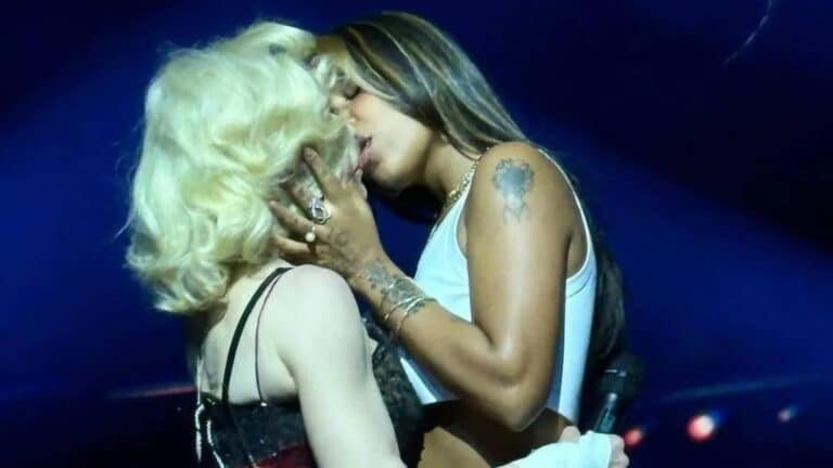 Foto de Madonna beijando a cantora Tokischa