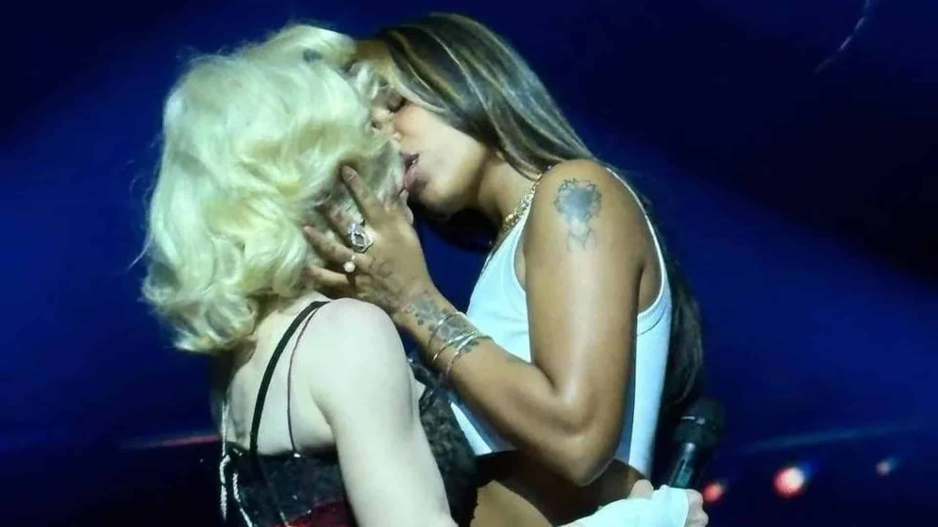 Madonna se empolga em show e dá beijo de língua em cantora