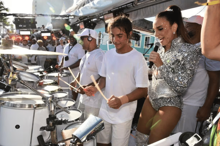 Foto de Marcelo Cady e Ivete Sangalo em apresentação de Carnaval