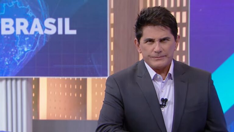 Foto do apresentador Cesar Filho no estúdio do SBT Brasil