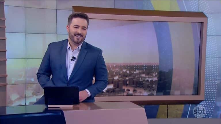 Foto de Felipe Malta no estúdio do telejornal Primeiro Impacto