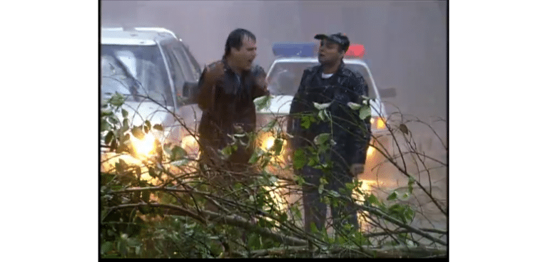 Ao tentar voltar para o Rio de Paraty, Antenor se depara com a estrada bloqueada em Paraíso Tropical