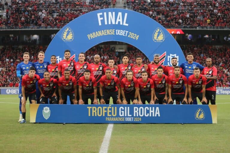 Foto do time do Athletico em transmissão da TV Paraná Turismo