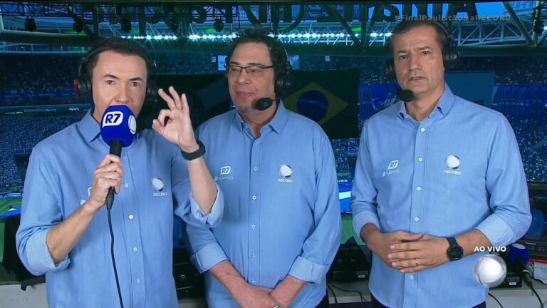 Foto da equipe de transmissão da Record na final do Campeonato Paulista