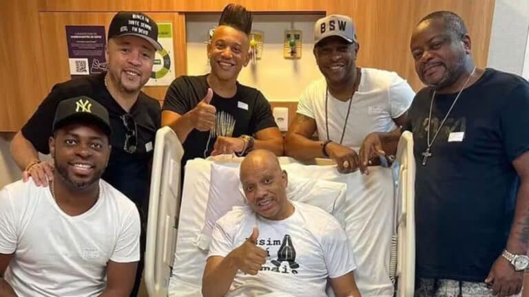 Foto de Anderson Leonardo com integrantes do grupo Molejo