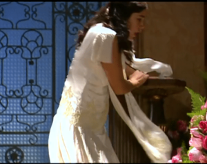 Graças aos planos de Cristina, Serena dá um vexame na festa de noivado e sai correndo em Alma Gêmea