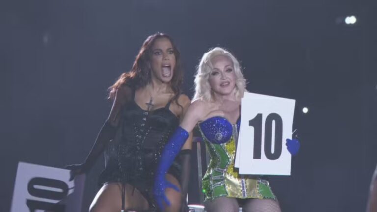 Foto de Anitta e Madonna em show