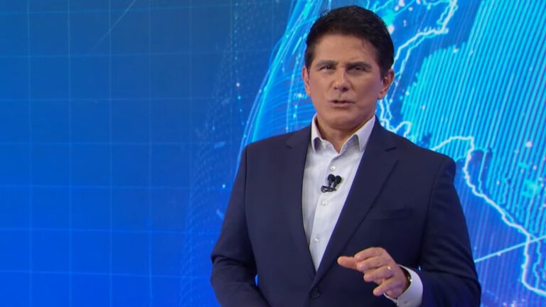 Foto do apresentador Cesar Filho no comando do SBT Brasil