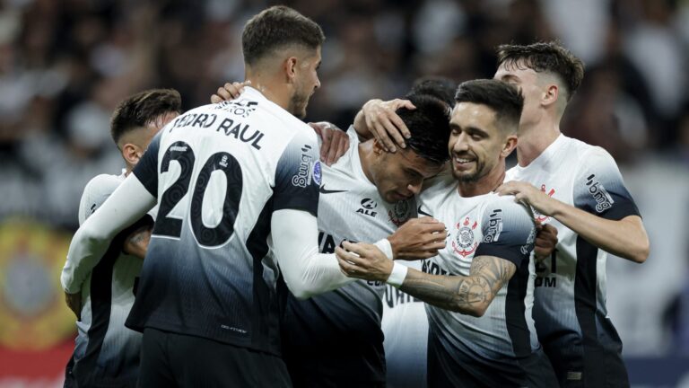 Foto do time do Corinthians comemorando gol contra o Argentinos Jrs.