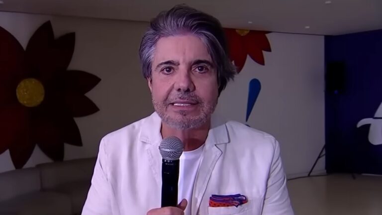 Foto do apresentador João Kleber durante o programa Teste de Fidelidade, da RedeTV!