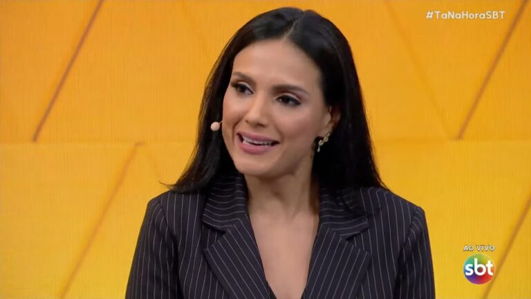 Foto da apresentadora Márcia Dantas no estúdio do Tá na Hora