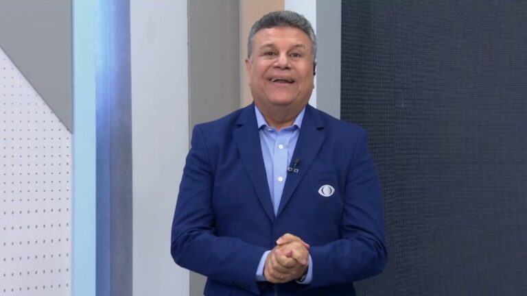 Foto do locutor esportivo Téo José em seu retorno para a Band