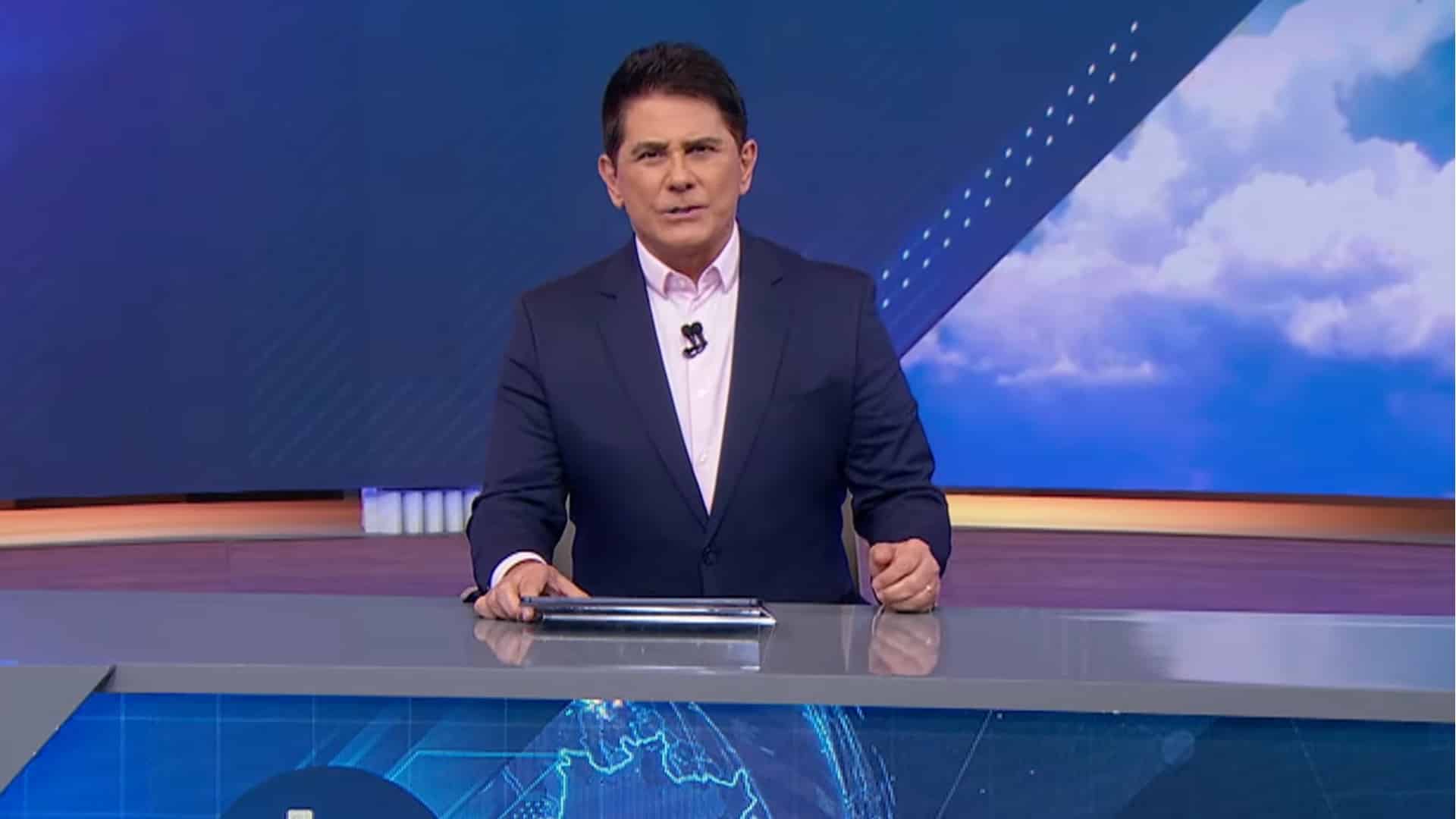 Foto do apresentador Cesar Filho na bancada do SBT Brasil