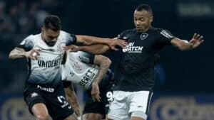 Foto de dois jogadores do Corinthians contra jogador do Botafogo