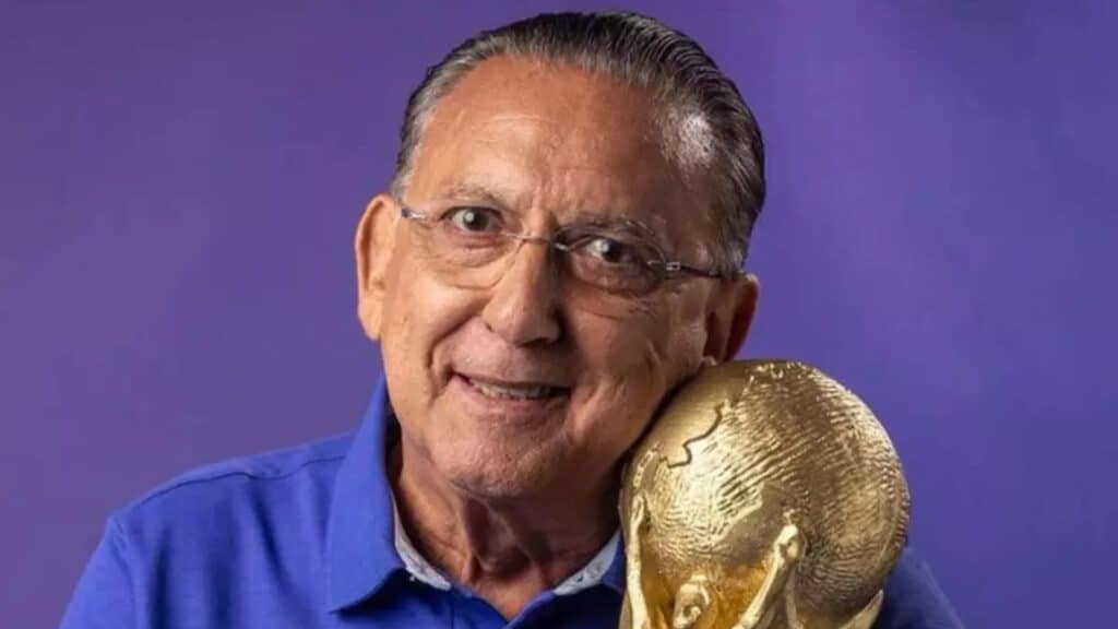 Foto de Galvão Bueno com taça da Copa do Mundo