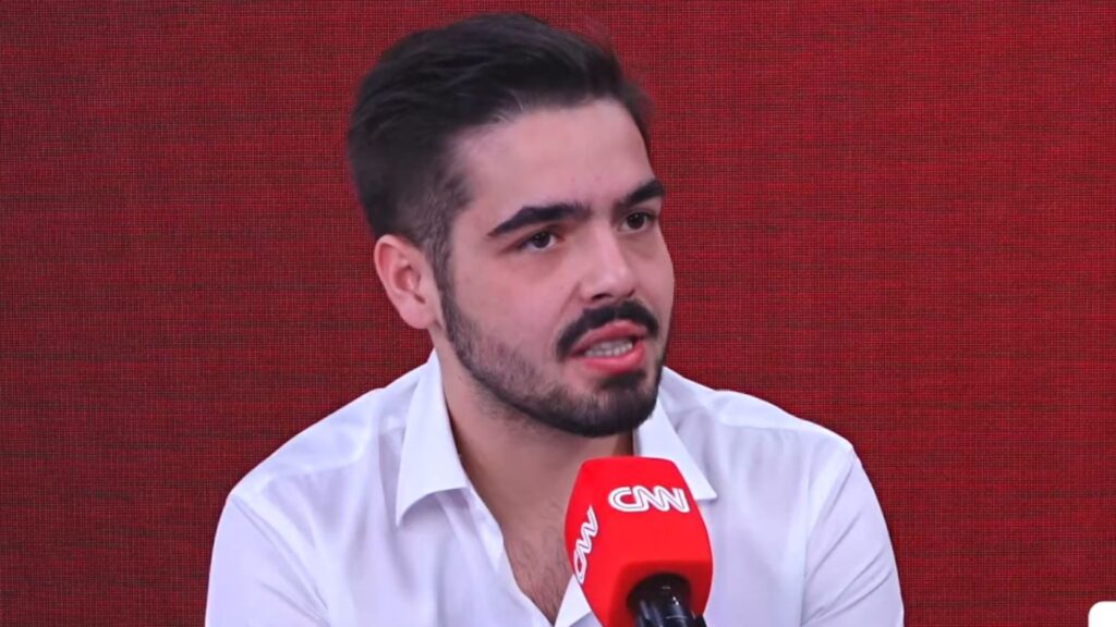 Foto de João Silva dando entrevista à CNN Brasil