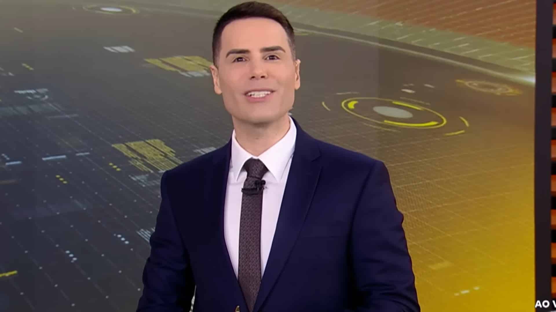 Foto de Luiz Bacci apresentando o programa Cidade Alerta