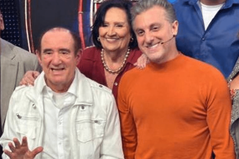 Foto de Renato Aragão, Dona Déa e Luciano Huck,