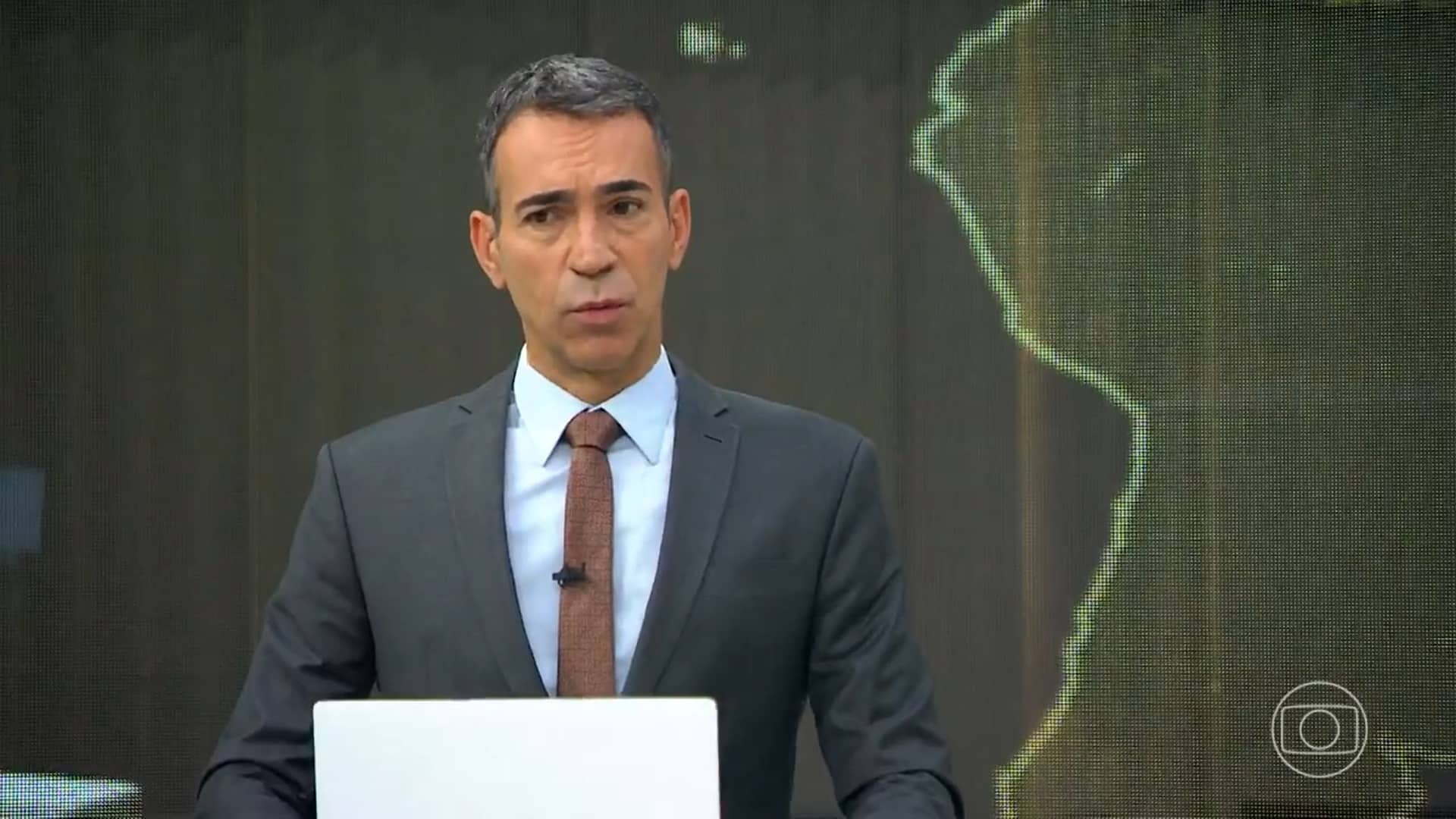 Foto de César Tralli apresentando o Jornal Hoje, da Globo