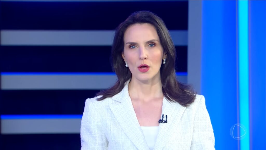 Foto da apresentadora Giovanna Risardo na bancada do Jornal da Record