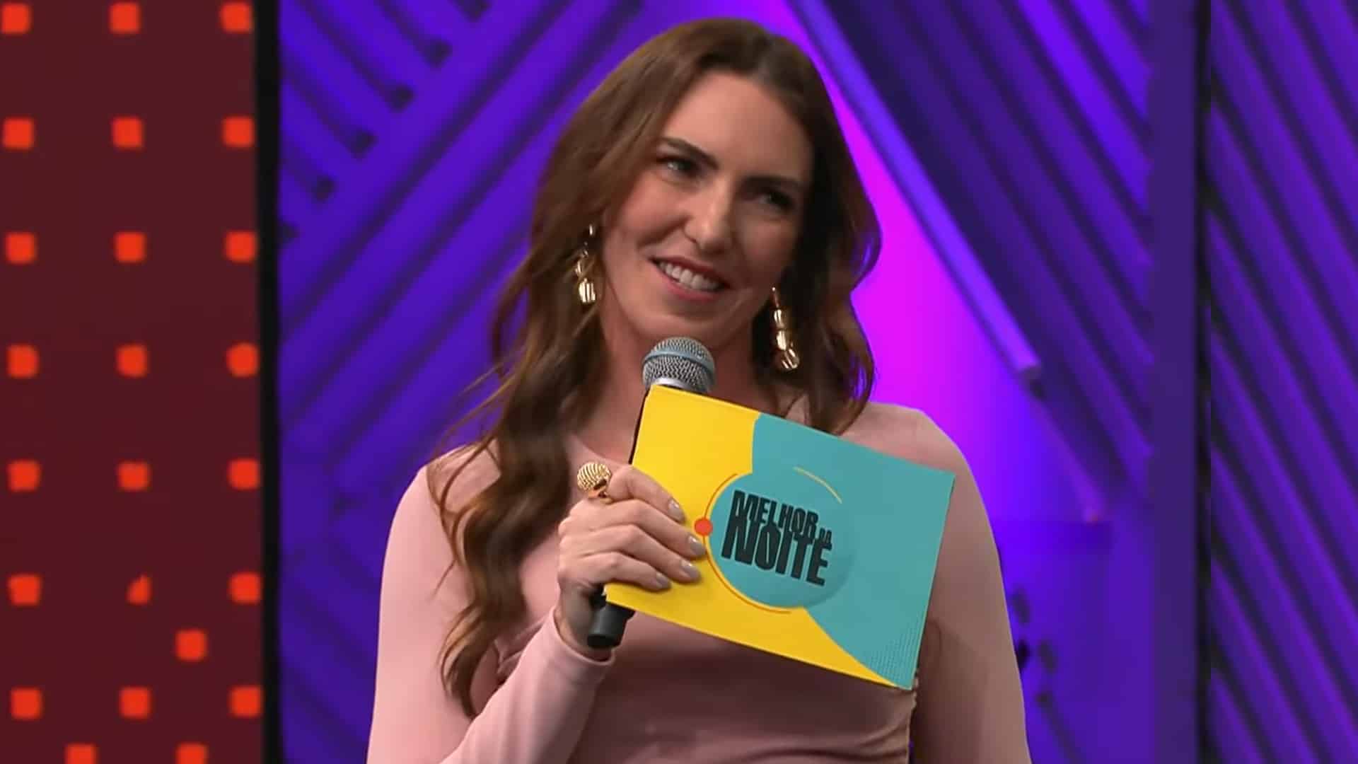 Foto da apresentadora Glenda Kozlowski no estúdio do Melhor da Noite