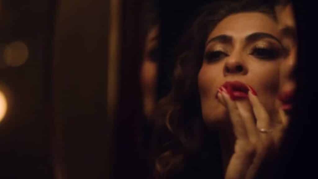 Juliana Paes em teaser da série Vida Bandida passando batom vermelho