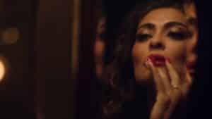 Juliana Paes em teaser da série Vida Bandida passando batom vermelho