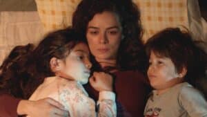 Foto de mulher e duas crianças na novela Kadin, Força de Mulher, que será exibida na Record