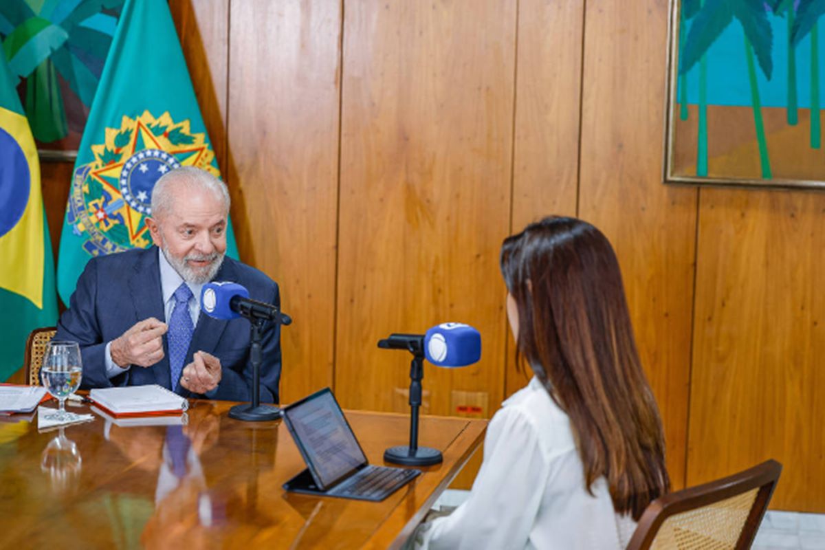 Foto de Lula dando entrevista para Renata Varandas