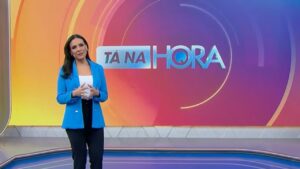 Foto da apresentadora Márcia Dantas no estúdio do Tá na Hora