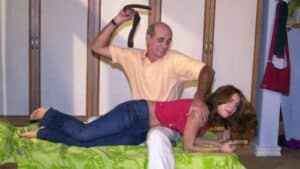 Foto de Marcos Caruso batendo de cinto em Regiane Alves na novela Mulheres Apaixonadas