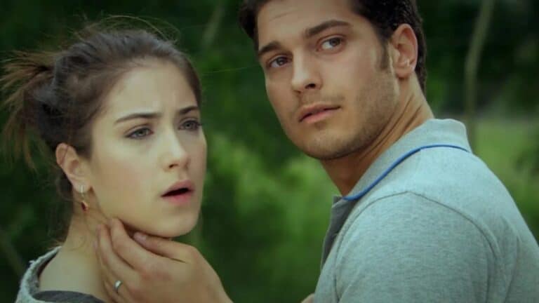 Foto do casal principal da novela O Segredo de Feriha