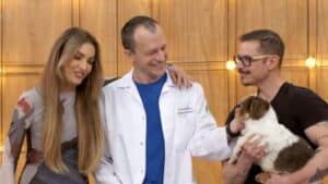 Foto de Patrícia Poeta ao lado de veterinário e convidado com cachorro no colo