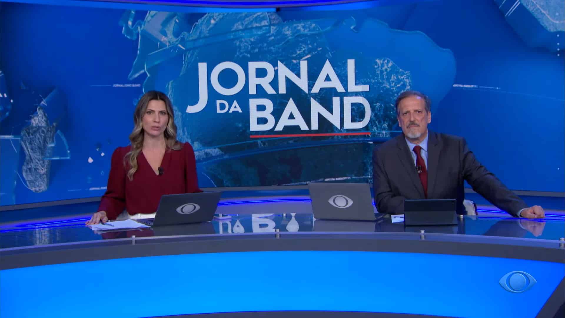 Foto de Patrícia Rocha e Sérgio Gabriel na bancada do Jornal da Band