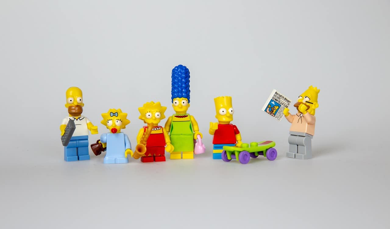 Foto dos personagens de Os Simpsons em formato Lego