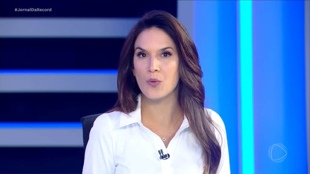 Foto de Renata Varandas apresentando o Jornal da Record