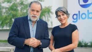 Foto de Tony Ramos e Gloria Pires em frente a estúdio da Globo