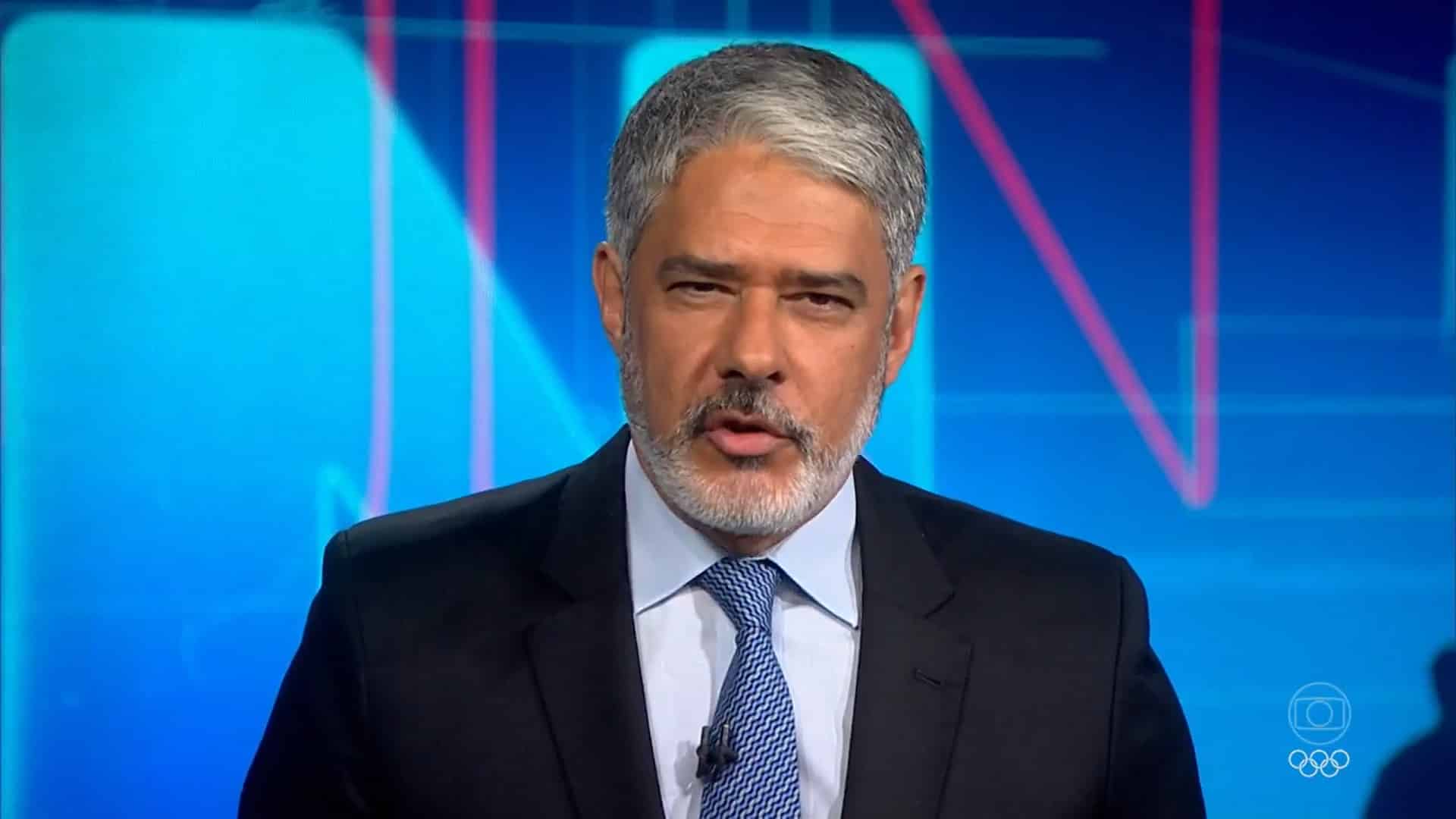 Foto de William Bonner na bancada do Jornal Nacional, da TV Globo