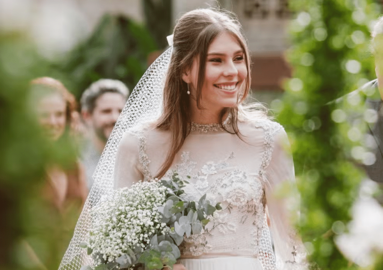 Buba ganha o vestido de noiva que foi da avó que a mãe acaba trazendo de presente para a garota em Renascer