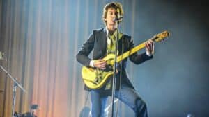 Foto do vocalista do Arctic Monkeys no palco do Primavera Sound em São Paulo