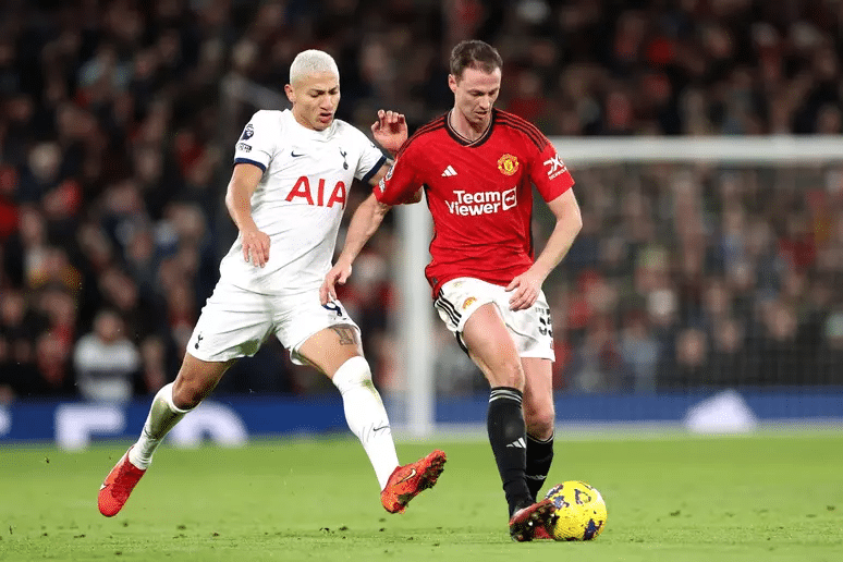 Imagem de partida entre Manchester United e Tottenham, que vão ter jogos exibidos pela Band